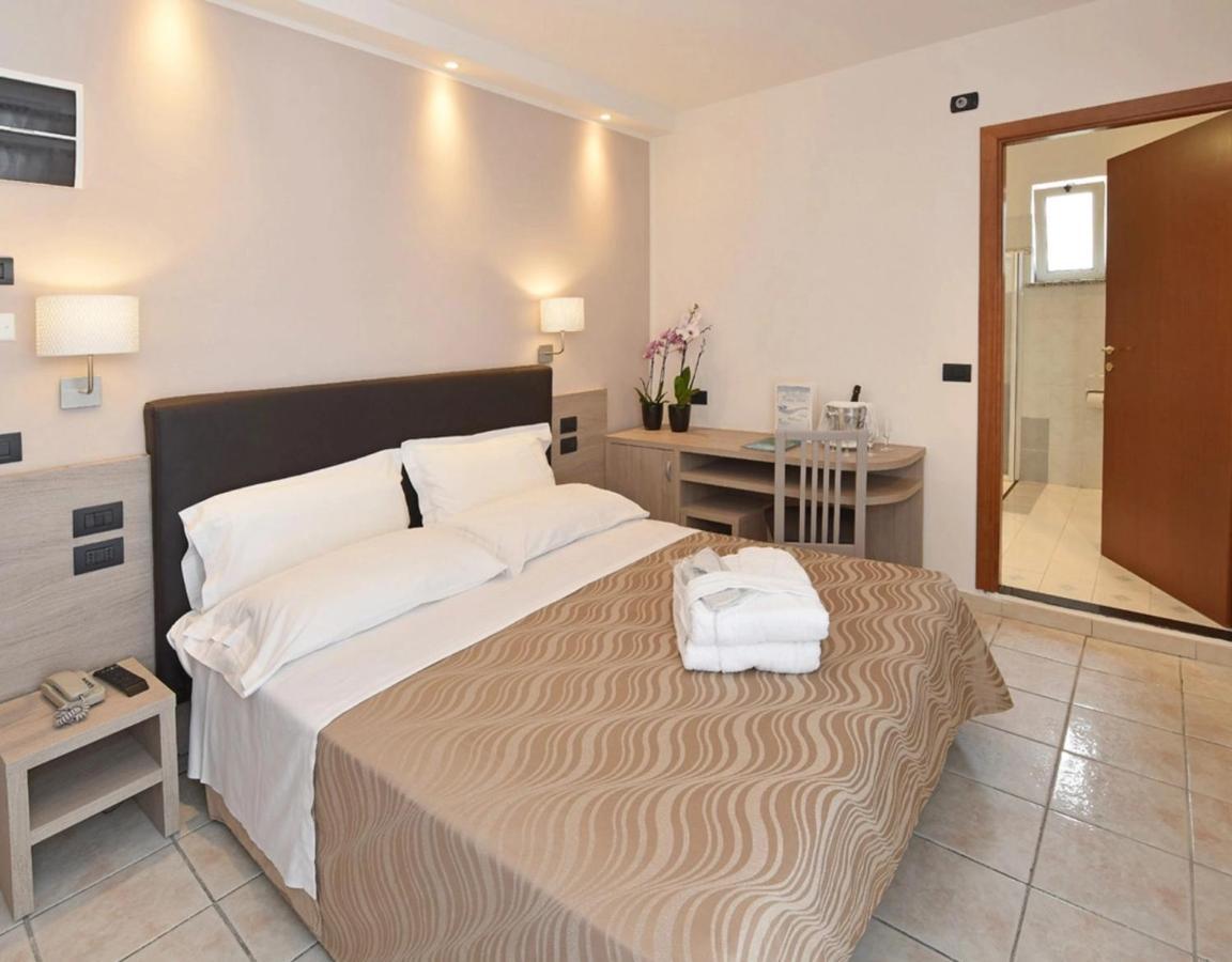 Hotel Queen Mary Cattolica Esterno foto