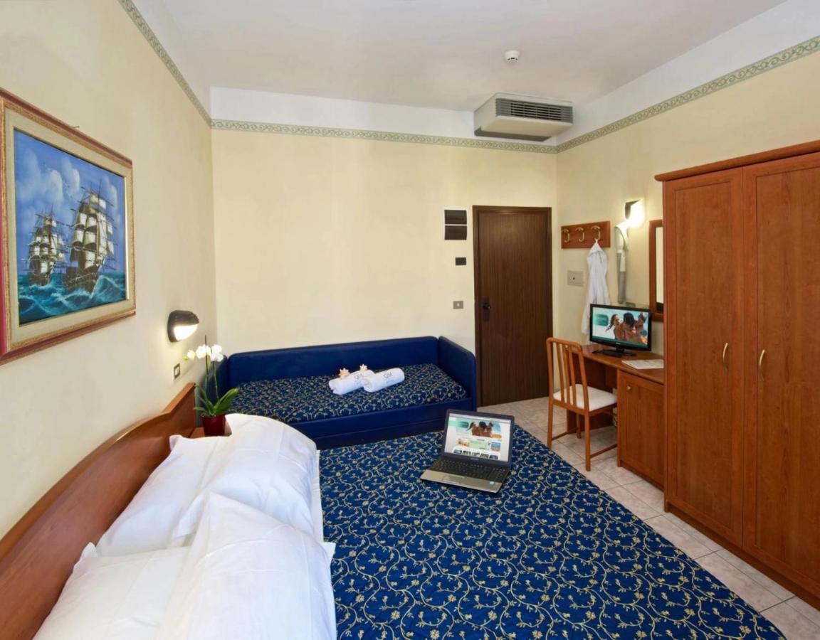 Hotel Queen Mary Cattolica Esterno foto